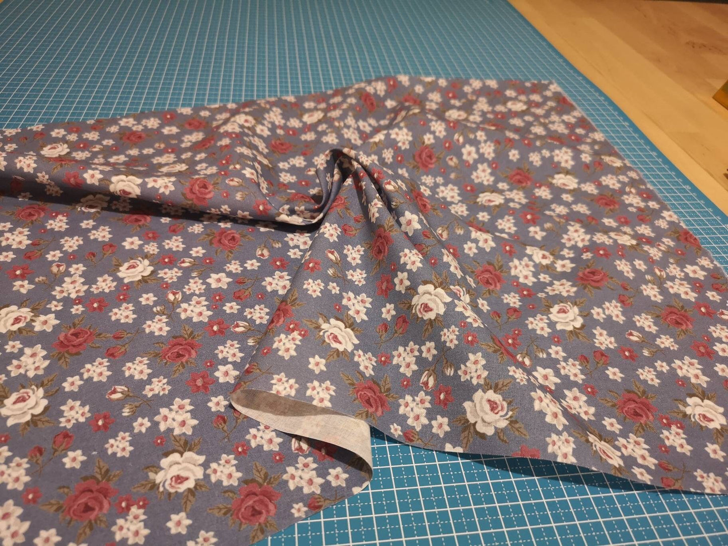 100% Cotton fabric: London bus, roses, Japanese dolls, grey turquoise stars, sewing machine, cherry blossom, sailing boats, dog toys